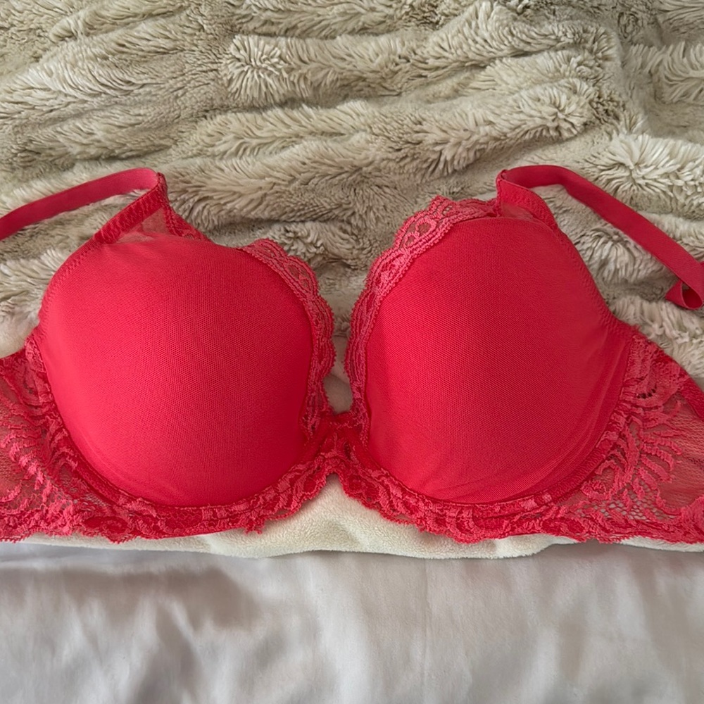 Elegant Lace Push-Up Bra in Vibrant Pink